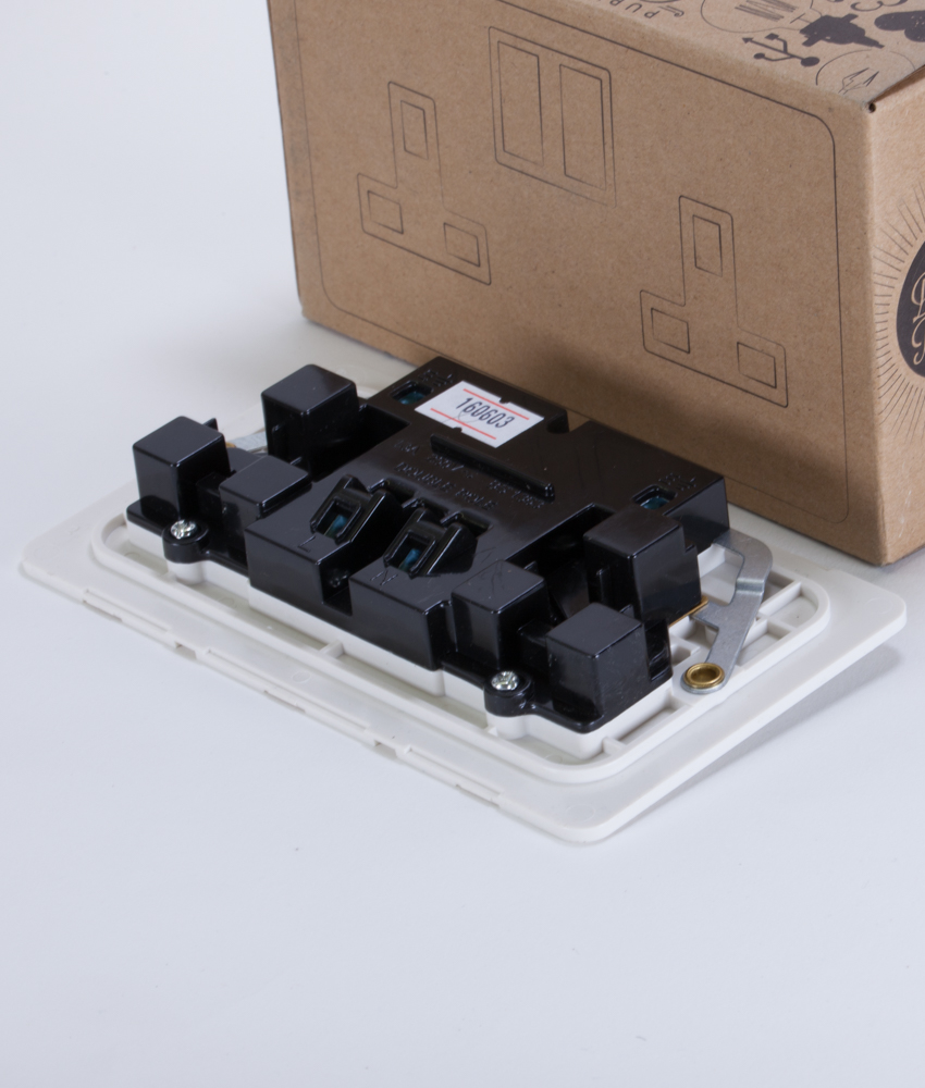 white 2 gang plug socket