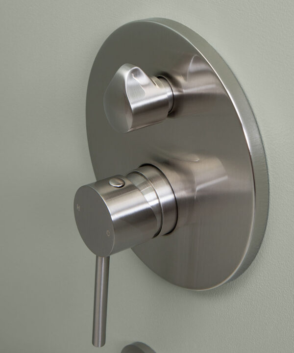 silver bath tap close up (2)