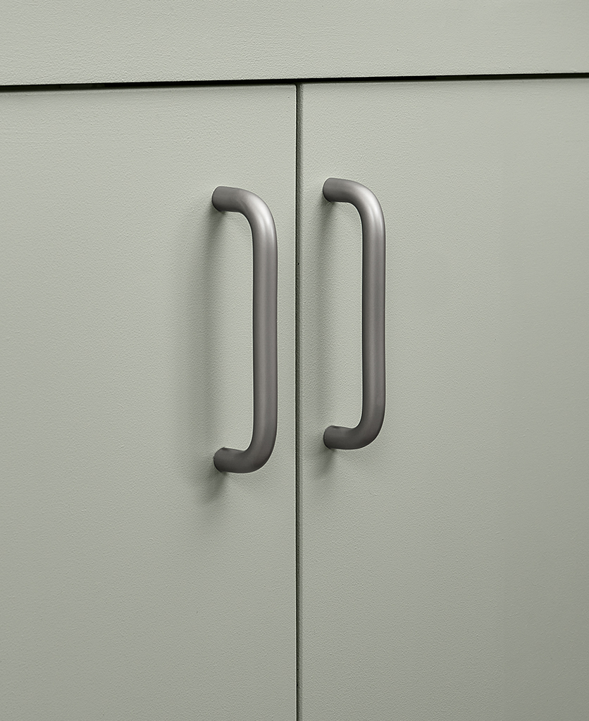 silver shanghai handle 14cm on pal green background