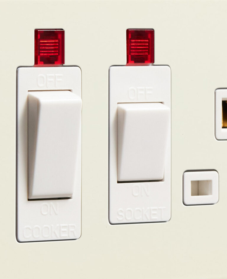 Cream Cooker Switch & Socket Dowsing & Reynolds
