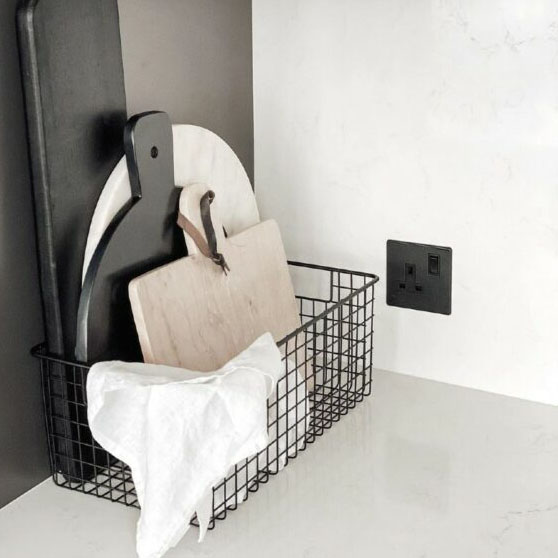 @nina_moves_in single black socket in kitchen